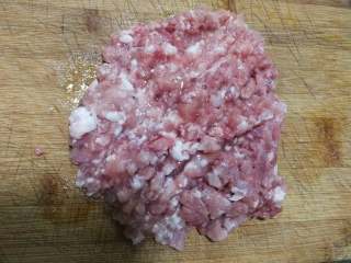 2、虾仁元宝馄饨,葱姜切成末