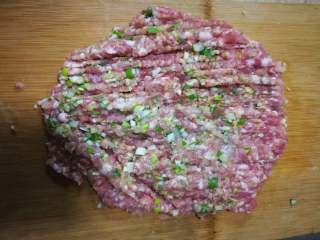 3、虾仁元宝馄饨,肉末放入葱姜末和一个蛋清继续剁碎。