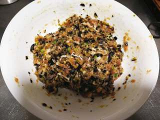 5、虾仁元宝馄饨,木耳提前泡发。剁碎加入肉馅中，继续搅拌。（不喜欢吃的可以不放）搅拌好静置腌制20分钟。做早餐用可以晚上腌上盖保鲜膜放冰箱冷藏。