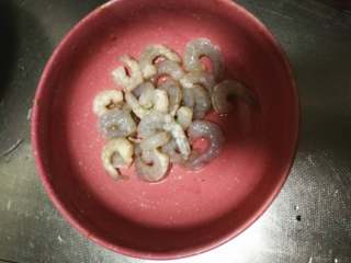 6、虾仁元宝馄饨,包了一部分虾仁的，虾仁放少量料酒、盐、胡椒粉腌制15分钟。
