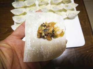 8、虾仁元宝馄饨,馄饨皮放入肉馅