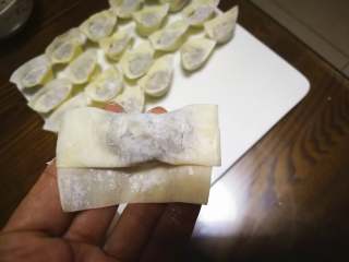 11、虾仁元宝馄饨, 两头里面夹层可以蘸点清水，方便粘住。