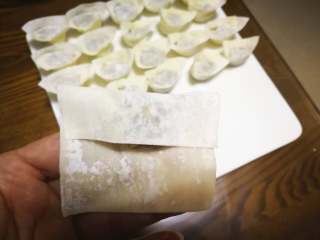 9、虾仁元宝馄饨,卷起一部分盖住肉馅