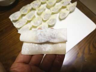 10、虾仁元宝馄饨,往里卷一圈。