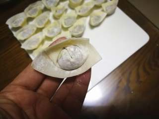 12、虾仁元宝馄饨,左右手各捏住两头往上方转，两头捏住粘接，连接处蘸点水比较容易捏住。