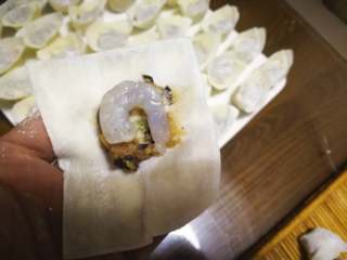 13、虾仁元宝馄饨,虾仁的也同样的方法，先放少量的肉馅，再放虾仁。虾仁不是太大的直接放一整个，大的虾仁也可以切成两段方便包。