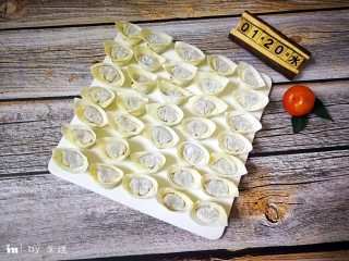 15、虾仁元宝馄饨,包好所有的馄饨，开水下锅煮熟。