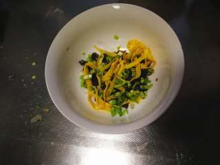 17、虾仁元宝馄饨,碗内放入紫菜、虾皮、蛋皮、少量的生抽、盐、香油、香菜。家里没有香菜了放的蒜苗。有排骨汤的浇点排骨汤更香。