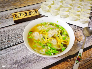 18、虾仁元宝馄饨,盛上煮好的馄饨就可以开吃了。