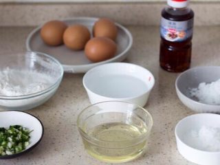 1、味淋香葱烟囱戚风蛋糕,准备好所有的食材；