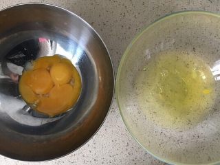 2、味淋香葱烟囱戚风蛋糕,蛋黄蛋清分离，香葱洗干净沥水切碎；