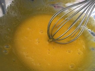 5、味淋香葱烟囱戚风蛋糕,搅拌至看不见砂糖；