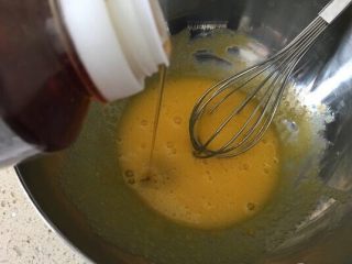 6、味淋香葱烟囱戚风蛋糕,蛋黄糊里依次加入味淋、玉米油、水等液体，一定要挨个搅拌均匀后再加入下一种食材；