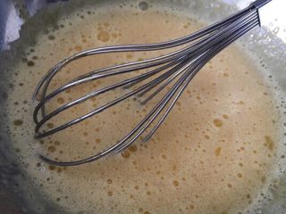 7、味淋香葱烟囱戚风蛋糕,搅拌均匀的状态；