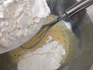8、味淋香葱烟囱戚风蛋糕,筛入面粉（面粉一定要过筛哦），搅拌至看不见干粉；建议一字形搅拌，避免起筋；
