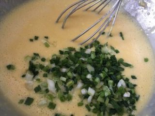 9、味淋香葱烟囱戚风蛋糕,加入香葱搅拌均匀，蛋黄面糊做好了。烤箱预热175度，烤箱一定要充分预热哦!