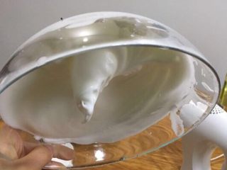 12、味淋香葱烟囱戚风蛋糕,怎么判断是不是硬性发泡，还有一招！就是把蛋白霜盆倒扣，如果没有倒出来，那就OK啦！倾倒有风险，请自行掂量。
