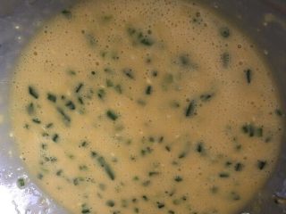 10、味淋香葱烟囱戚风蛋糕,搅拌均匀的蛋黄面糊；