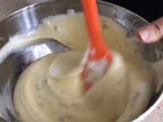 13、味淋香葱烟囱戚风蛋糕,用刮刀取1/3蛋白，加入到蛋黄糊中，快速搅拌均匀；