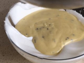 14、味淋香葱烟囱戚风蛋糕,将混合好的面糊倒入剩下的蛋白霜中，尽可能覆盖更多的蛋白霜表面，然后快速的按照J字型翻拌，直到翻拌均匀。动作尽可能快，防止消泡。