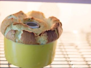 16、味淋香葱烟囱戚风蛋糕,入烤箱，30分钟左右，可以借助牙签来判断是否烤透。