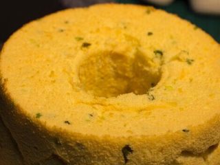 17、味淋香葱烟囱戚风蛋糕,可以借助脱模刀或者徒手脱模；