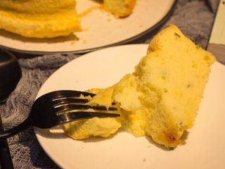 18、味淋香葱烟囱戚风蛋糕,内部组织真的很细腻哦，还有葱的香味！