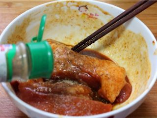 8、私房蜜汁叉烧肉,倒入香蒜粉，戴上一次性手套，给猪肉按摩一两遍，搅拌均匀腌料