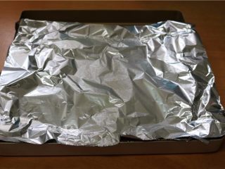 11、私房蜜汁叉烧肉,上面再铺上一层锡纸，这样就不会过早烤糊肉的表面