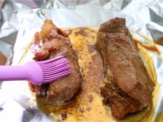 14、私房蜜汁叉烧肉,烘烤时间结束，戴上隔热手套，取出叉烧，刷一两遍蜜糖浆