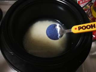 1、花朵寿司【蓝色系】,蒸米饭时水中放一勺蝶豆花粉大约1.5g左右，也可以用干的蝶豆花。水中滴入2滴油米饭颜色会更漂亮。