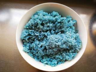 2、花朵寿司【蓝色系】,蒸好的蝶豆花米饭