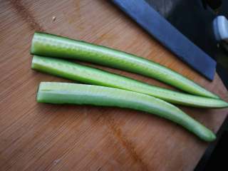 3、花朵寿司【蓝色系】,黄瓜切成三角形状，大小跟火腿肠差不多大，长短跟海苔一样长。