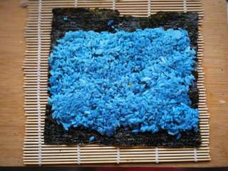 6、花朵寿司【蓝色系】,海苔上铺米饭，两端各留一段不铺，要是太宽做好的花朵就变成细长形的。