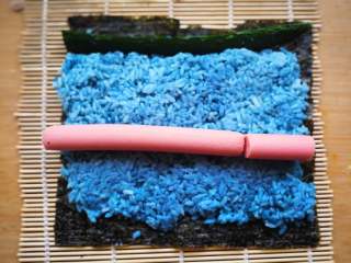 7、花朵寿司【蓝色系】,中间摆火腿肠，前端摆黄瓜条。火腿肠一根不够长再加上一段。