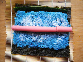 8、花朵寿司【蓝色系】,可以涂点沙拉酱、番茄酱等，喜欢吃寿司醋的提前加入米饭拌匀。