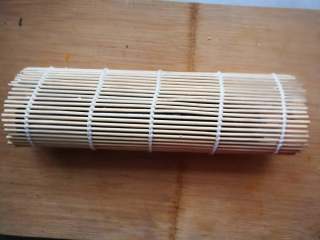 9、花朵寿司【蓝色系】, 对折，压实卷帘两端，中间不要用力压。（前端的米饭不要长过另一端的黄瓜，不然做好的花瓣黄瓜就不在顶端了）