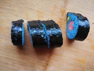 11、花朵寿司【蓝色系】,切块。要想刀不粘米，每切一下沾下水。