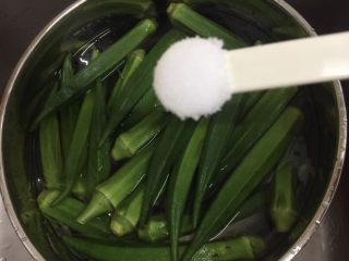 1、横行霸道之～螃蟹秋葵,一大盆水，能没过秋葵，加入5g盐，泡10分钟，以达到分解秋葵上的农药残留物