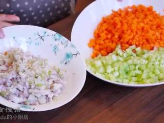 3、牧羊人派,迷迭香的叶子切碎，西芹、胡萝卜、红葱头切丁