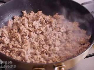 5、牧羊人派,热锅倒油，倒入蒜蓉炒香，倒入羊肉炒至变色盛出