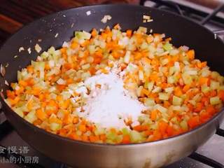 6、牧羊人派,再倒油，放入红葱头，翻炒至透明，加入迷迭香、西芹和胡萝卜丁翻炒，再加入面粉