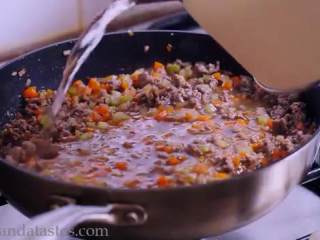 7、牧羊人派,撒盐翻炒，倒入肉末，放黑胡椒、番茄膏、红酒、伍斯特酱汁和清水，盖上盖子小火煮