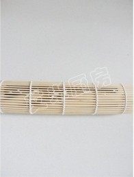 12、紫菜包饭,然后，继续卷，卷的时候要双手均匀用力，一边卷一边将卷好的部分捏紧。待全部卷起之后再用双手合力捏几下竹帘卷