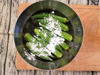 2、冰镇芥末秋葵,泡十分钟后洗干净（秋葵有很多细小的绒毛，所以我们要洗干净一些。