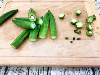 4、冰镇芥末秋葵,尾部也切掉一丁点