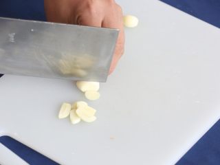 4、香辣美味八爪鱼,切蒜片