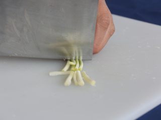 6、香辣美味八爪鱼,切葱段