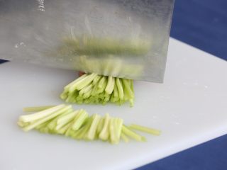 7、香辣美味八爪鱼,切芹菜段