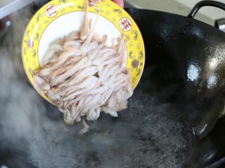 17、香辣美味八爪鱼,八爪鱼沸水后取出后油炸